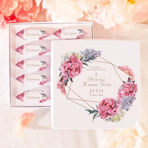 Bombonierka ze smacznymi krówkami to idealna propozycja prezentu komunijnego. Wzbogacona o grafikę z kolekcji Sweet Peony.