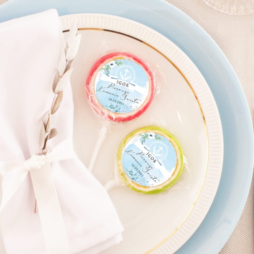 Kolorowe lizaki na patyczkach z ozdobną etykietą komunijną kolekcja Błękitne Gałązki.