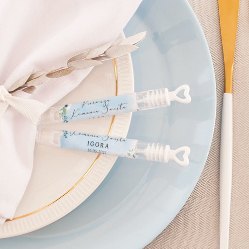 Bańki mydlane w fiolce z serduszkiem na wieczku. Na bańkach mydlanych ozdobna etykieta komunijna z kolekcji Błękitne Gałązki.