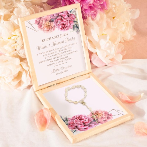 Pamiątka komunijna dla dziecka w postaci pudełka z małym różańcem. Etykiety wzbogacone są o ozdobne etykiety.