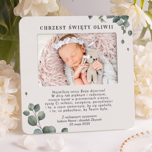 Personalizowana ramka na zdjęcia z życzeniami. Prezent dla dziecka z okazji Chrztu Świętego. Ramka w białym kolorze z grafiką eukaliptusa.