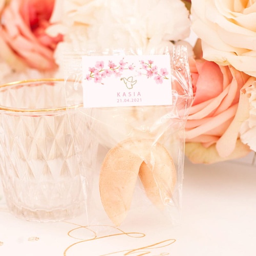 Ciasteczka z wróżbą na podziękowanie dla gości z okazji Chrztu Świętego. W zestawie posiada etykiety z kolekcji Różowe Magnolie.