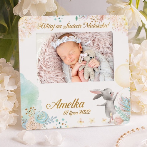 Ramka z personalizacją na zdjęcie dziecka. Idealny upominek na urodziny, narodziny, Dzień Dziecka. Ramka wzbogacona jest o pastelową grafikę zajączka.