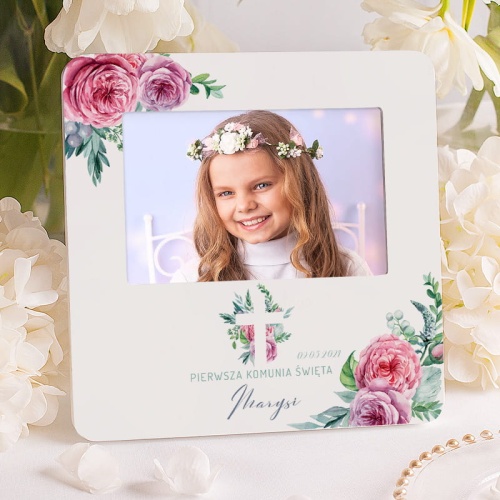 Ramka na pamiątkową fotografię dziecka wzbogacona o piękny kwiatowy motyw. Idealnie sprawdzi się jako prezent komunijny.