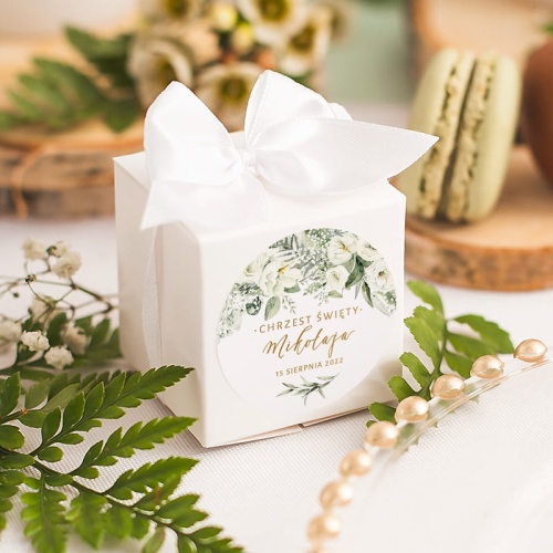 Miejsce na upominek dla gości na Chrzest w postaci pudełeczek. Pudełeczka w białym kolorze, w zestawie posiadają samoprzylepne, personalizowane etykiety.