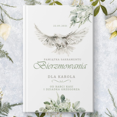 Prezent z okazji przyjęcia sakramentu bierzmowania. Biblia z personalizowaną okładką oraz motywem białego gołębia.