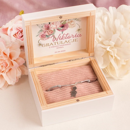 Prezent z okazji narodzin dziecka. Bransoletka z grawerem i zawieszką w postaci chłopca.