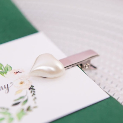 Klamerki dekoracyjne z perłowymi serduszkami. Dodatek do bilecików, winietek. Piękna dekoracja stołu na Chrzest, Komunię.