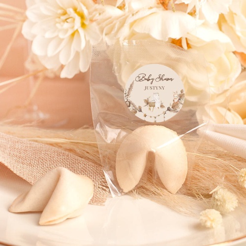 Ciasteczko z wróżbą w kształcie półksiężyca. Do ciasteczek dołączone są prostokątne etykiety z personalizacją.