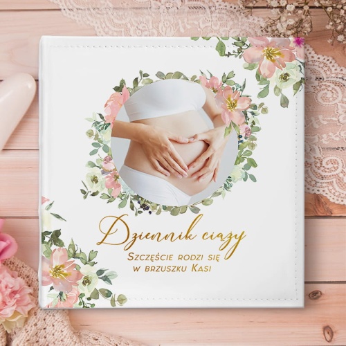 Album na zdjęcia dla przyszłej mamy. Okładkę zdobi kwiatowy motyw i personalizacja.