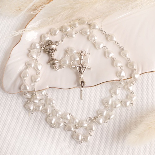 Różaniec komunijny z białymi serduszkami.