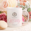Kubek w białym kolorze posiada personalizację. Idealnie sprawdzi się jako prezent na baby shower dla przyszłej mamy.