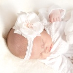 OPASKA koronkowa biała z kwiatem dla dziewczynki