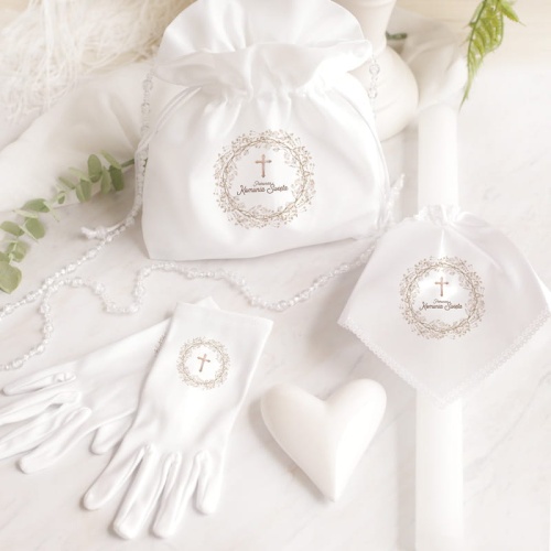 Dodatki do alby komunijnej dla dziewczynki w postaci rękawiczek, torebki i profitki z jednakowym emblematem