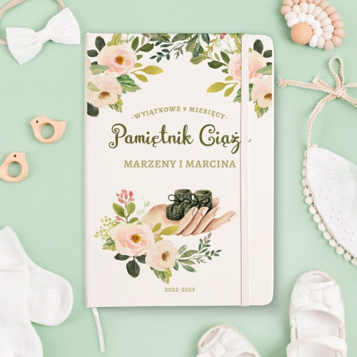 Pamiętnik ciążowy z personalizacją. Notatnik z grafiką dłoni z dziecięcymi bucikami. Prezent dla ciężarnej.