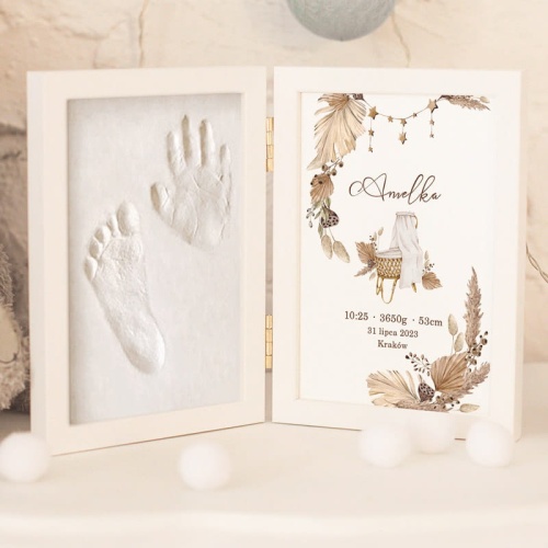 Ramka z metryczką dziecka z glinką na odcisk rączki i nóżki maluszka. Pamiątka z dzieciństwa.
