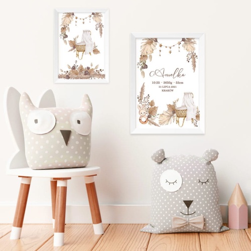 Zestaw z metryczką w postaci plakatów.