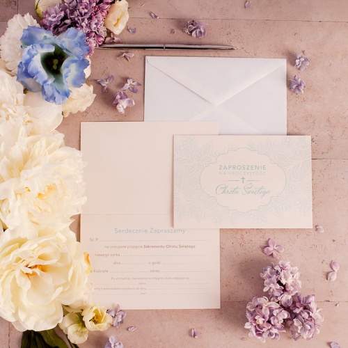 Zaproszenia na Chrzest Święty chłopca. Zaproszenia są w pastelowej kolorystyce, z niebieskimi zdobieniami.