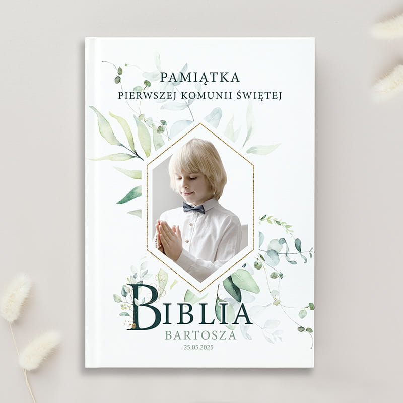 Biblia komunijna ze zdjęciem dziecka na okładce