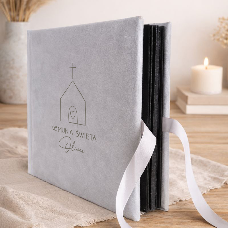 welurowy album na komunie z czarnymi kartami 