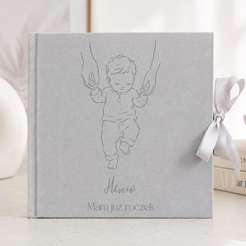 Personalizowany welurowy album dla chłopca na roczek
