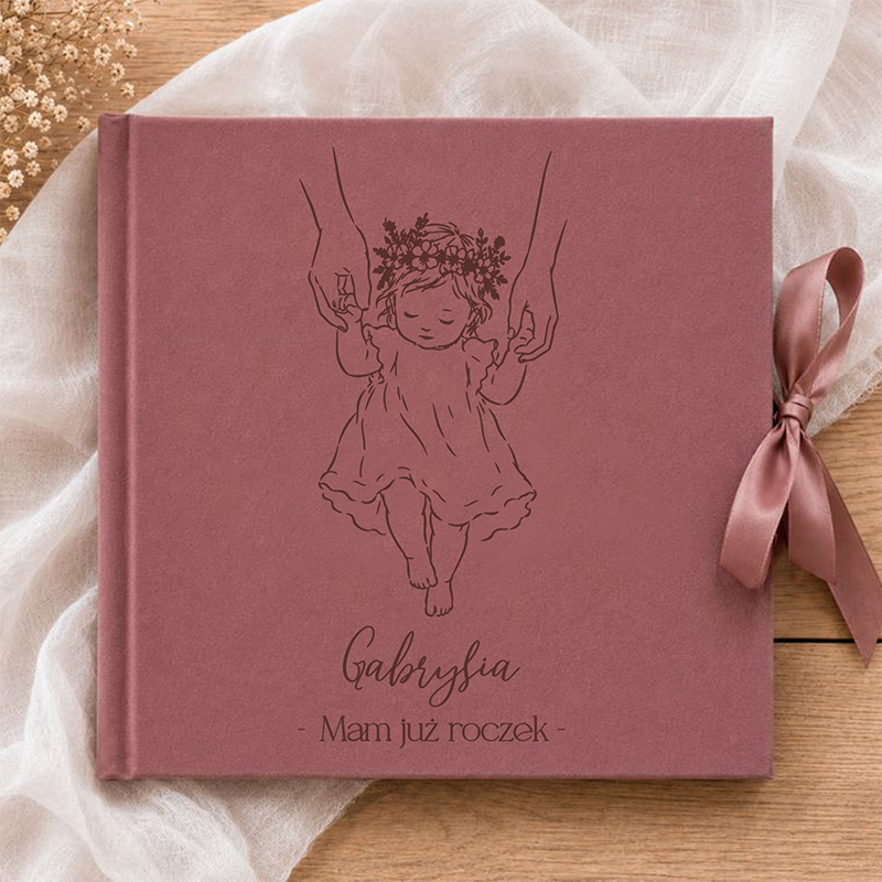 Personalizowany welurowy album z imieniem dla dziewczynki na roczek