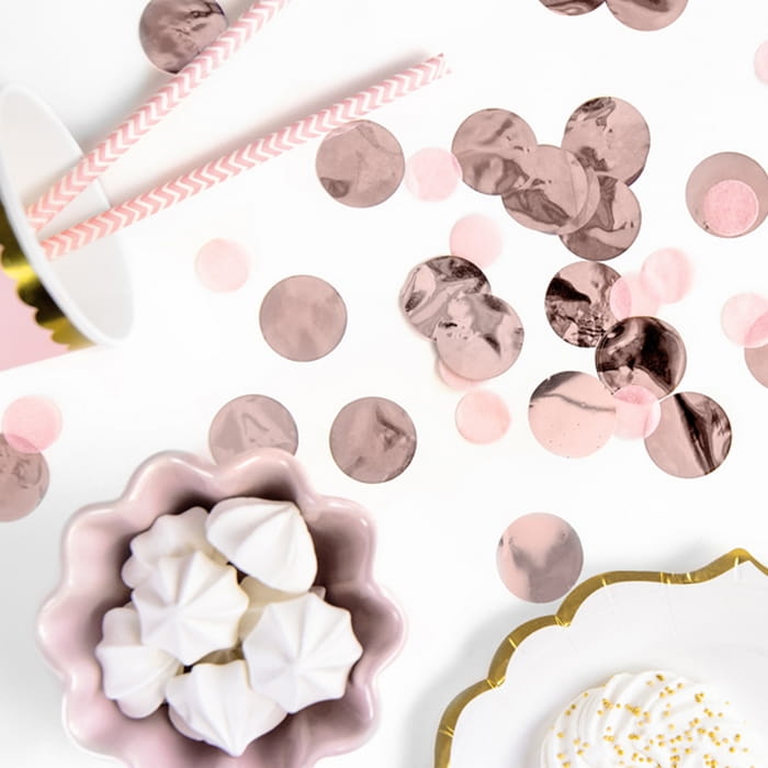 Konfetti do dekoracji stołu na urodzinki dziecka