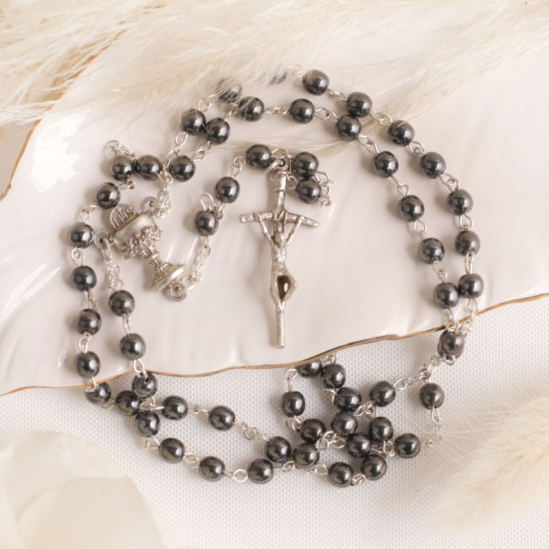 Różaniec komunijny z czarnych perełek na Pierwszą Komunię Świętą
