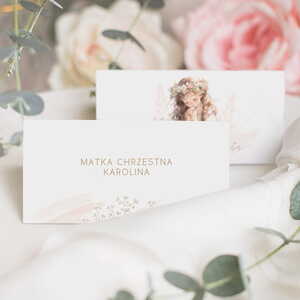 Kto siedzi przy stole koło dziecka komunijnego? Jak usadzić gości na Komunii dziecka?